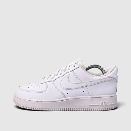 Nike Air Force 1 Low Triple White, buty sportowe męskie w bardzo dobrym stanie rozmiar 42.5, boczny profil, lewa strona
