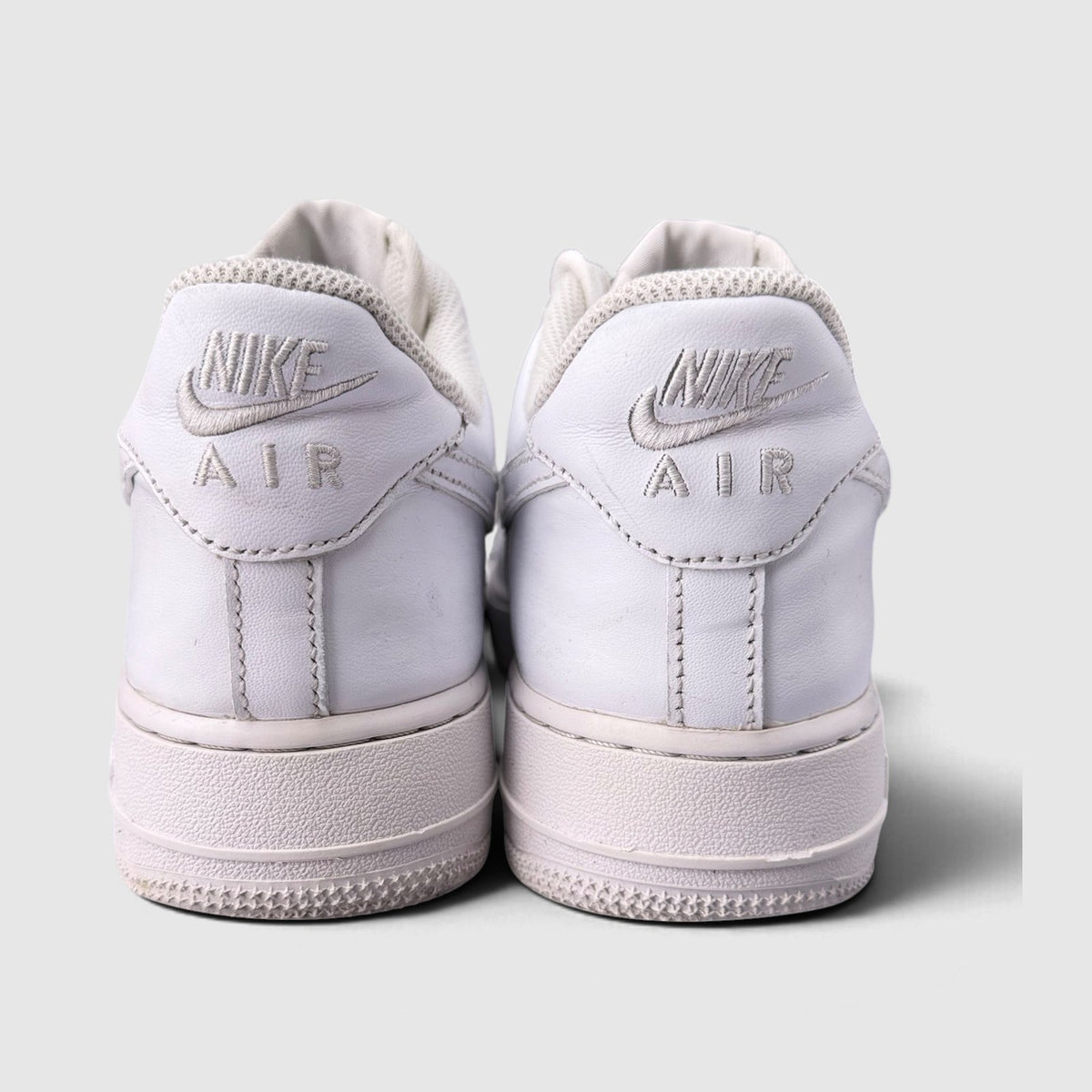 Nike Air Force 1 Low Triple White, buty sportowe męskie w bardzo dobrym stanie rozmiar 42.5, widok z tyłu