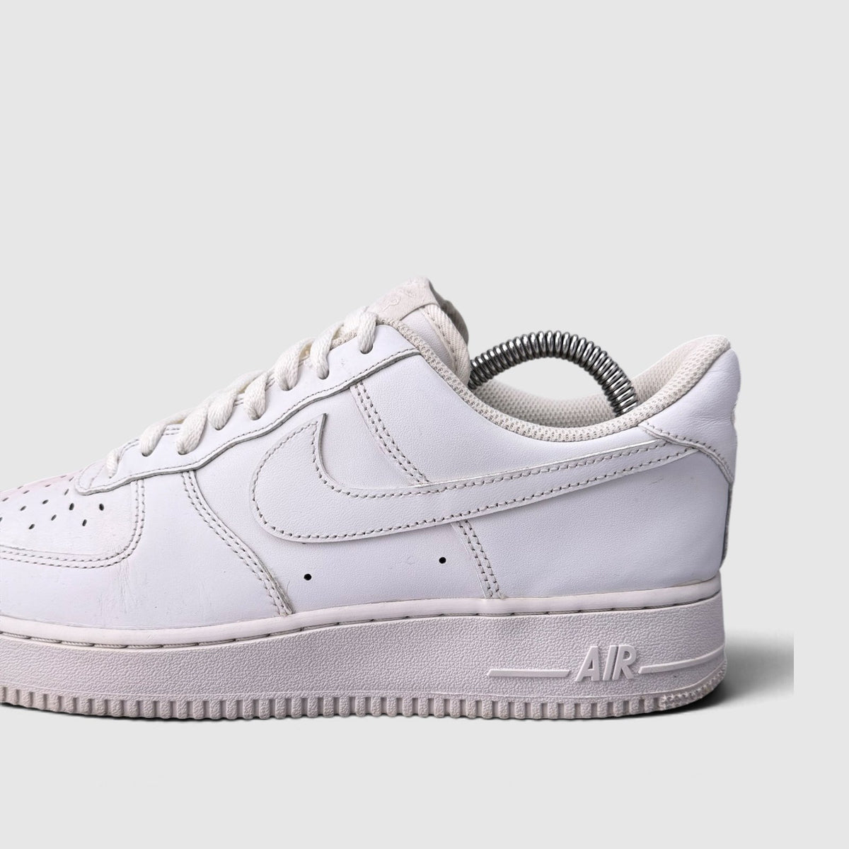 Nike Air Force 1 Low Triple White, buty sportowe męskie w bardzo dobrym stanie rozmiar 42.5, boczny profil, lewa strona