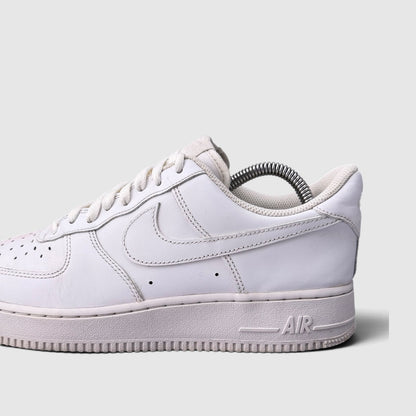 Nike Air Force 1 Low Triple White, buty sportowe męskie w bardzo dobrym stanie rozmiar 42.5, boczny profil, lewa strona
