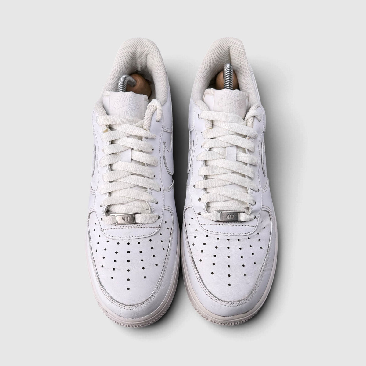 Nike Air Force 1 Low Triple White, buty sportowe męskie w bardzo dobrym stanie rozmiar 42.5, widok z góry