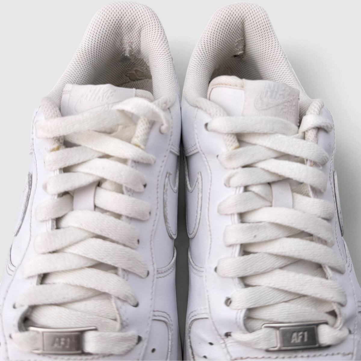 Nike Air Force 1 Low Triple White, buty sportowe męskie w bardzo dobrym stanie rozmiar 42.5, widok z góry