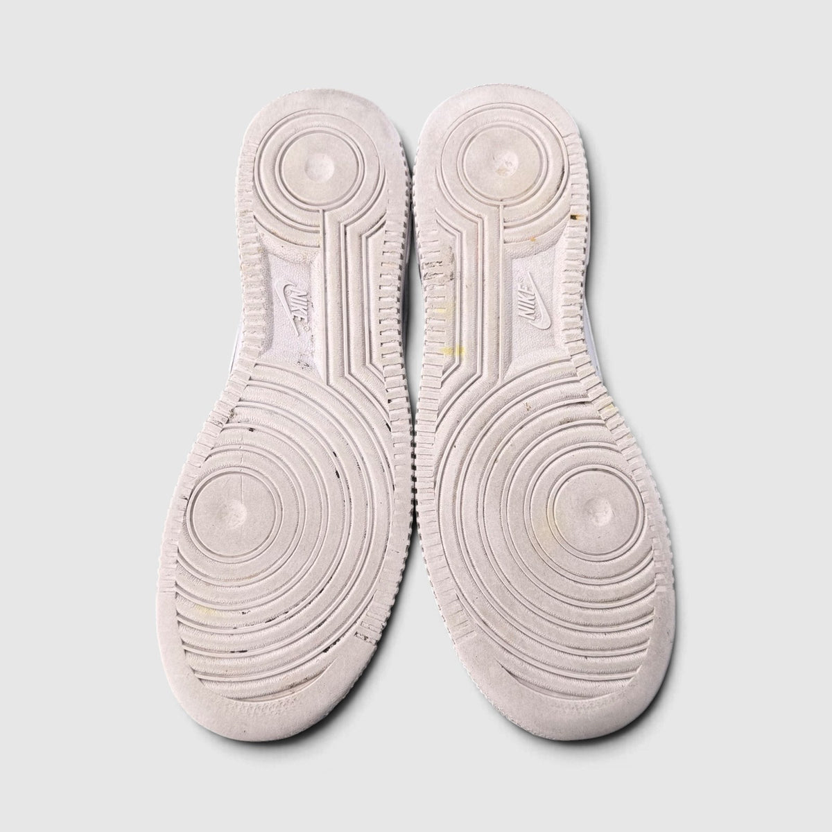Nike Air Force 1 Low Triple White, buty sportowe męskie w bardzo dobrym stanie rozmiar 42.5, podeszwa