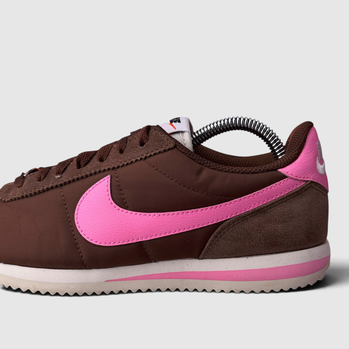 Nike Classic Cortez, buty sportowe damskie w bardzo dobrym stanie rozmiar 38.5, boczny profil, lewa strona