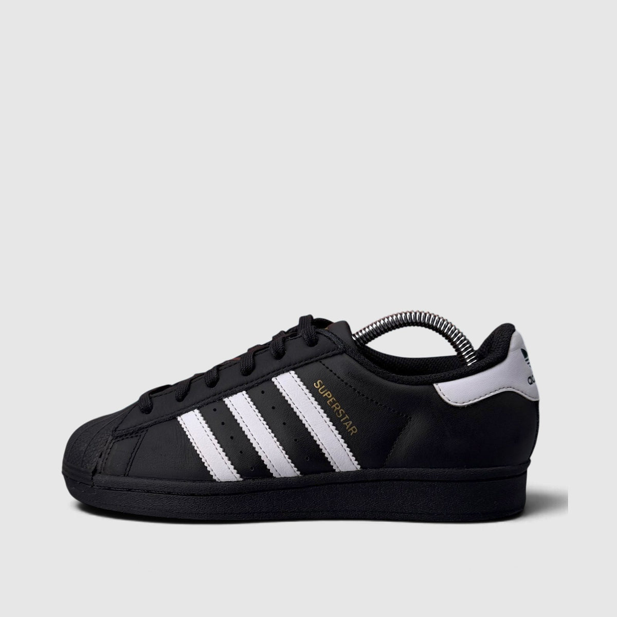 Adidas Superstar, buty sportowe damskie w bardzo dobrym stanie rozmiar 37 1/3, boczny profil, lewa strona