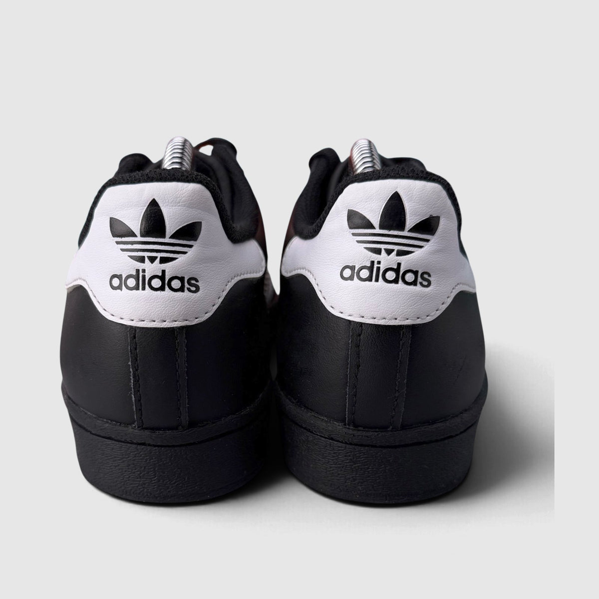 Adidas Superstar, buty sportowe damskie w bardzo dobrym stanie rozmiar 37 1/3, widok z tyłu