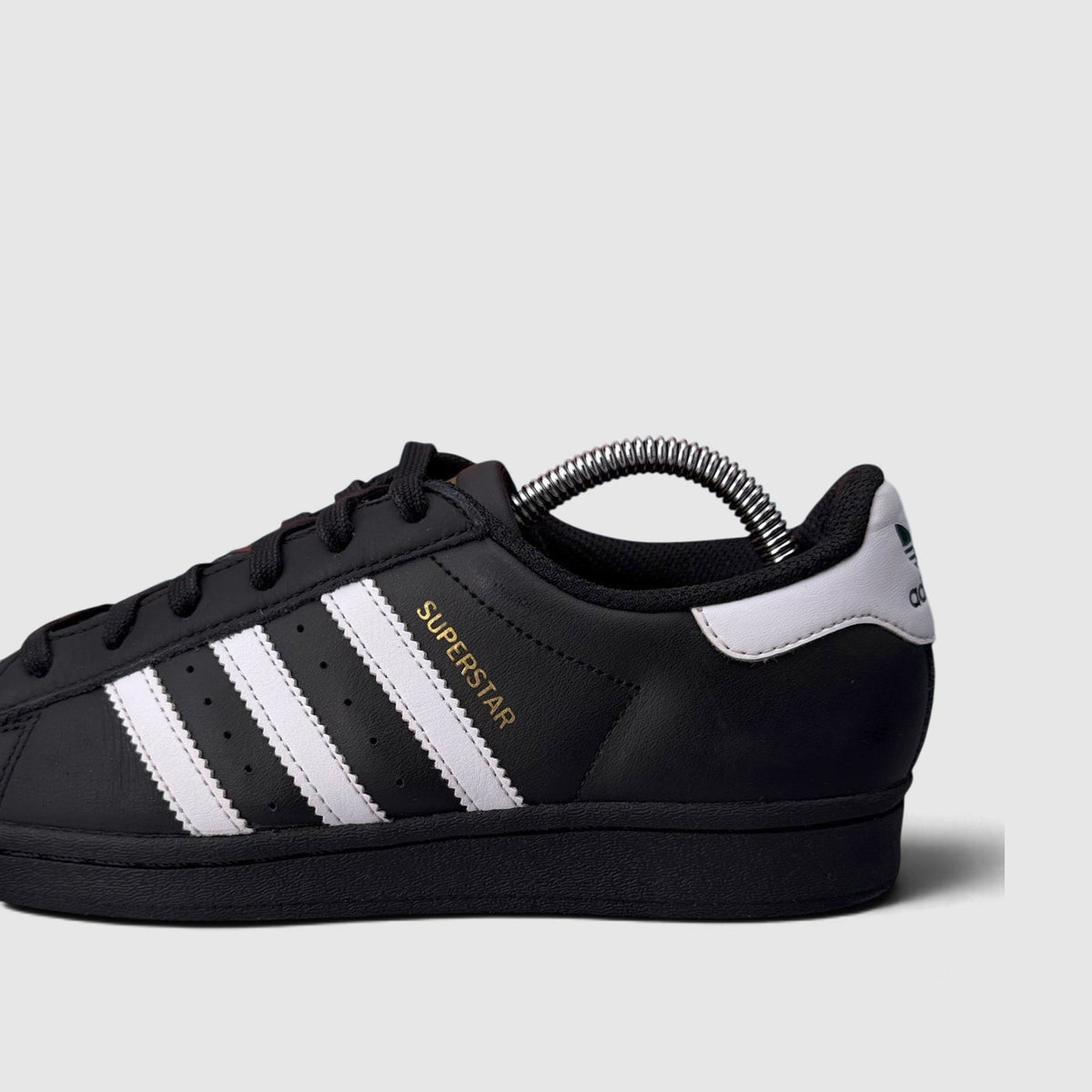 Adidas Superstar, buty sportowe damskie w bardzo dobrym stanie rozmiar 37 1/3, boczny profil, lewa strona
