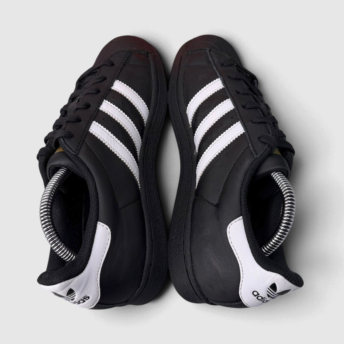 Adidas Superstar, buty sportowe damskie w bardzo dobrym stanie rozmiar 37 1/3, widok z góry