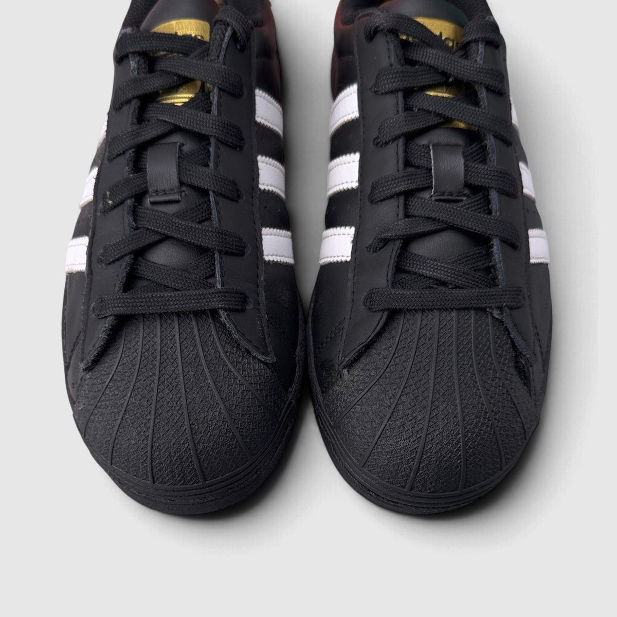 Adidas Superstar, buty sportowe damskie w bardzo dobrym stanie rozmiar 37 1/3, widok z przodu