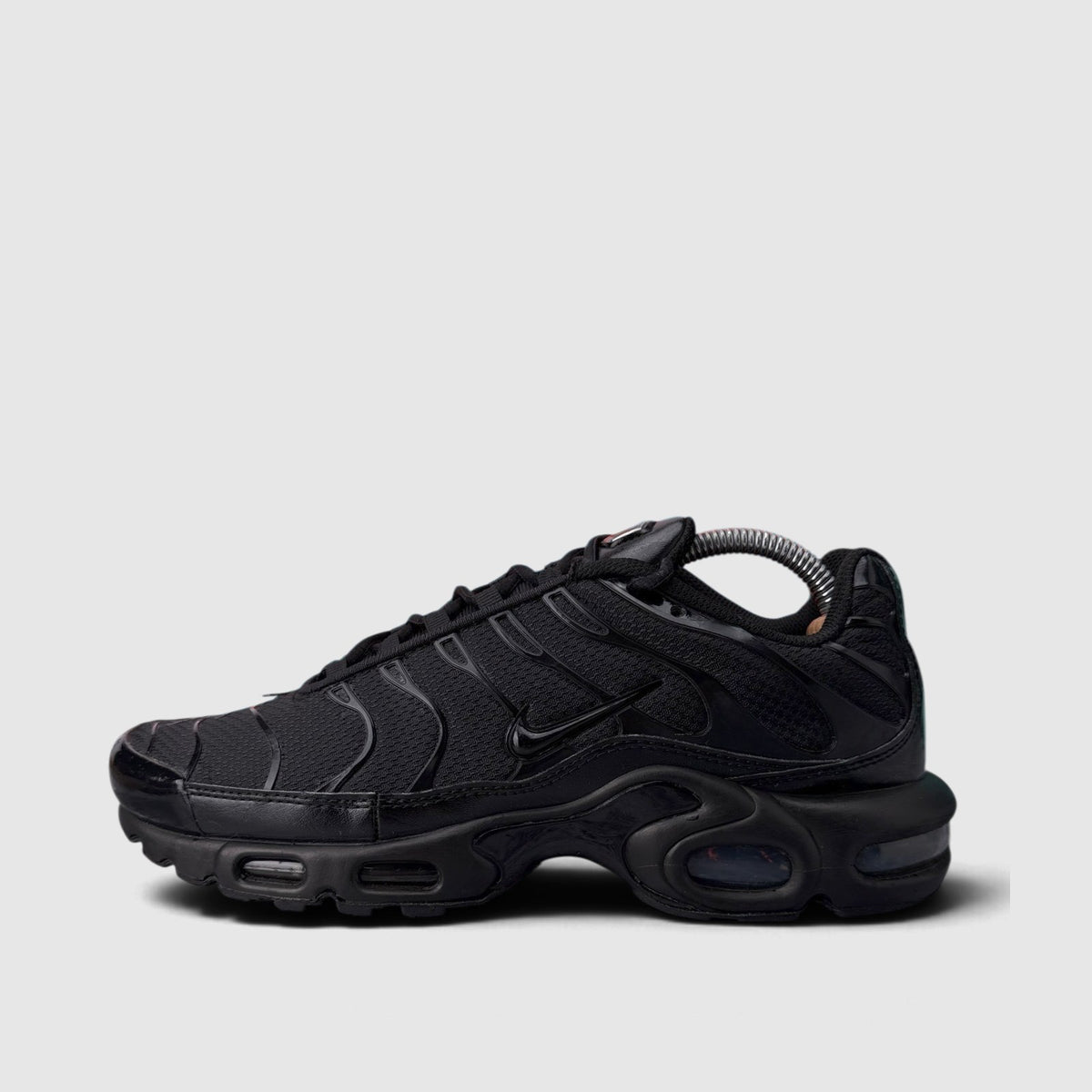 Nike Air Max Plus Triple Black, buty sportowe męskie w bardzo dobrym stanie rozmiar 42.5, boczny profil, lewa strona
