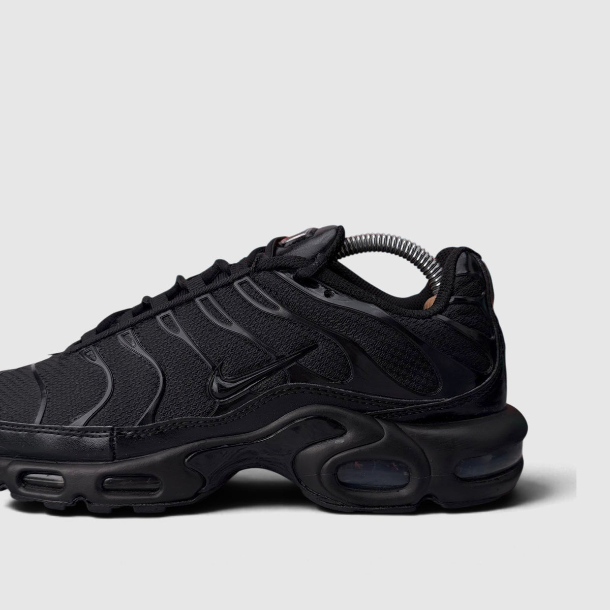 Nike Air Max Plus Triple Black, buty sportowe męskie w bardzo dobrym stanie rozmiar 42.5, boczny profil, lewa strona