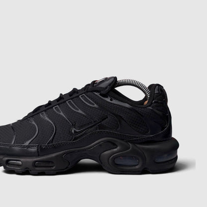 Nike Air Max Plus Triple Black, buty sportowe męskie w bardzo dobrym stanie rozmiar 42.5, boczny profil, lewa strona