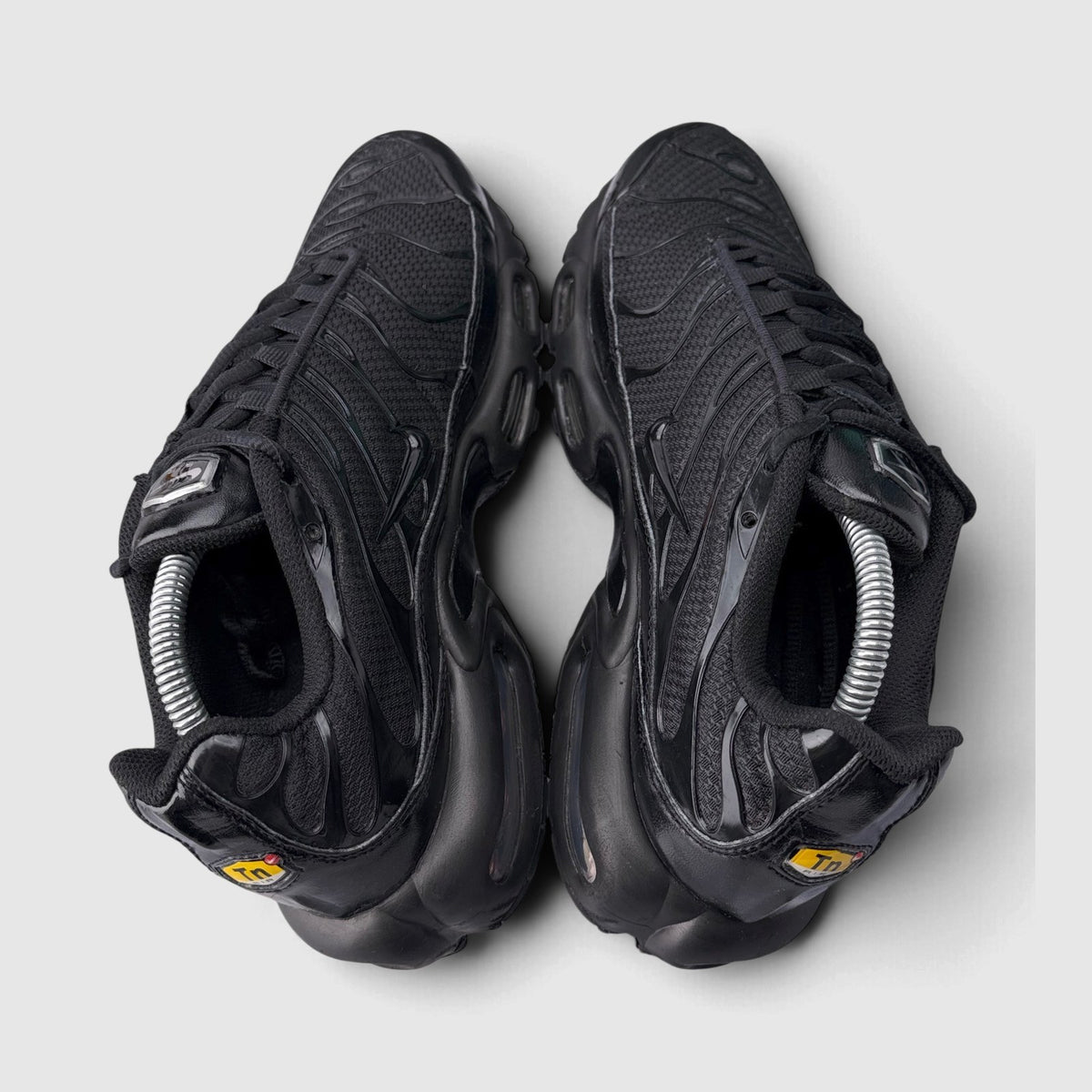 Nike Air Max Plus Triple Black, buty sportowe męskie w bardzo dobrym stanie rozmiar 42.5, widok z góry