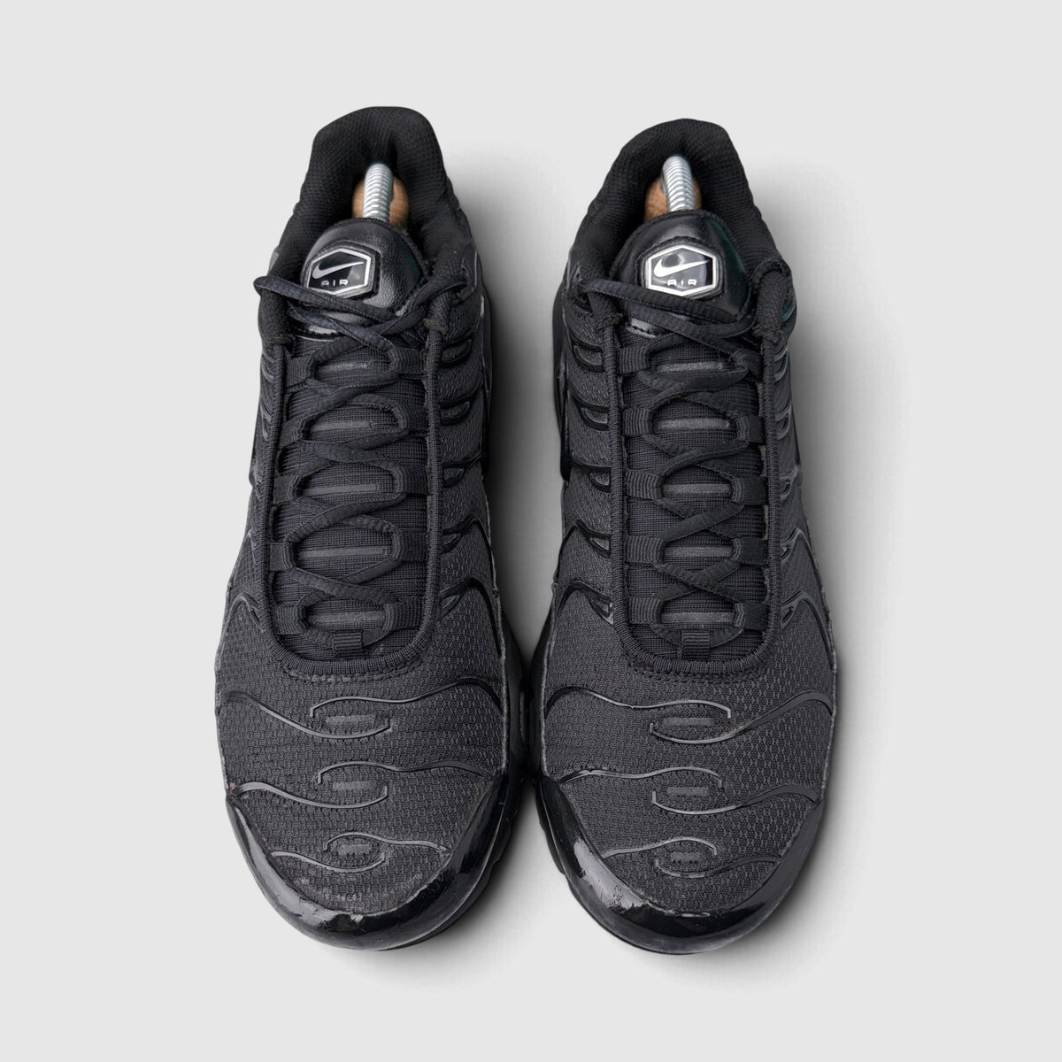 Nike Air Max Plus Triple Black, buty sportowe męskie w bardzo dobrym stanie rozmiar 42.5, widok z góry
