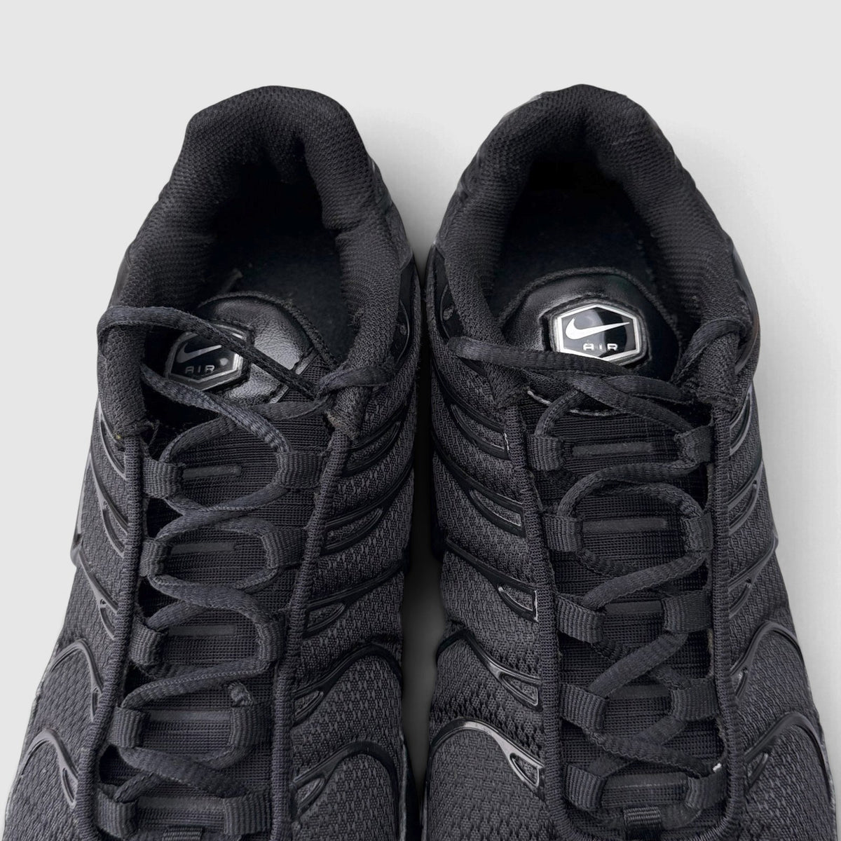 Nike Air Max Plus Triple Black, buty sportowe męskie w bardzo dobrym stanie rozmiar 42.5, widok z góry