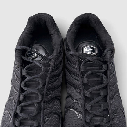 Nike Air Max Plus Triple Black, buty sportowe męskie w bardzo dobrym stanie rozmiar 42.5, widok z góry