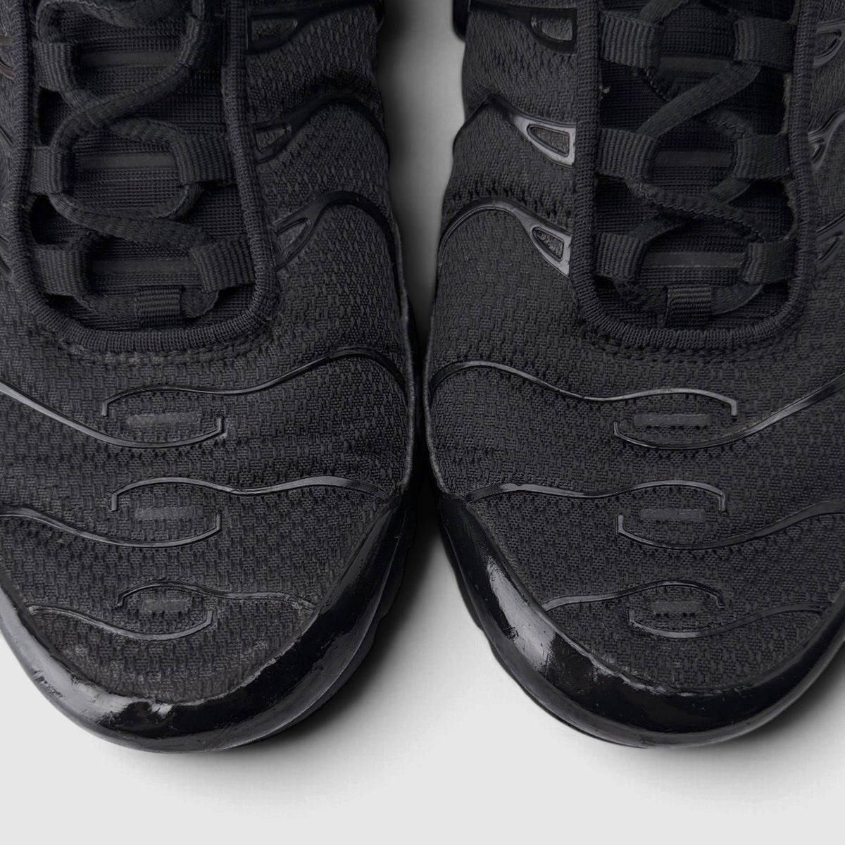 Nike Air Max Plus Triple Black, buty sportowe męskie w bardzo dobrym stanie rozmiar 42.5, detal