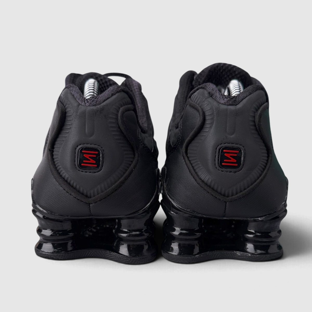 Nike Shox TL Triple Black, buty sportowe damskie w bardzo dobrym stanie rozmiar 38.5, widok z tyłu