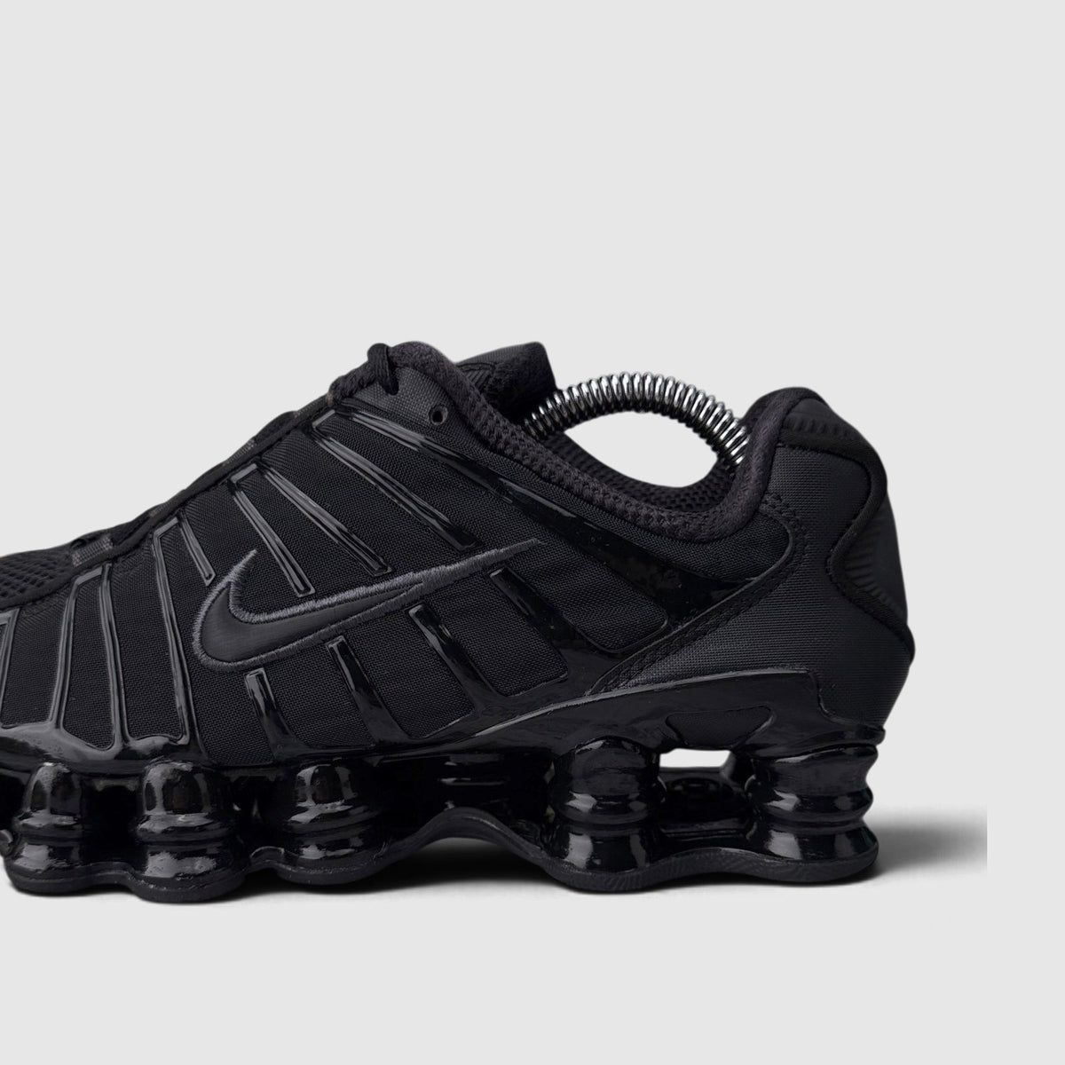Nike Shox TL Triple Black, buty sportowe damskie w bardzo dobrym stanie rozmiar 38.5, boczny profil, lewa strona