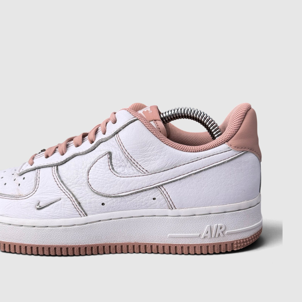 Nike Air Force 1 '07 Mini Jewel, buty sportowe damskie w bardzo dobrym stanie rozmiar 38, boczny profil, lewa strona