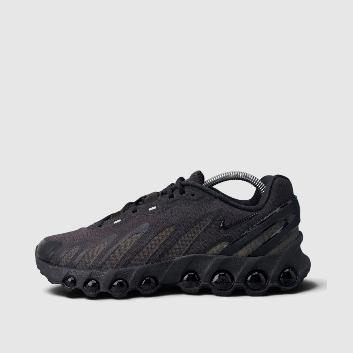 Nike Air Max DN8 Triple Black, buty sportowe męskie w bardzo dobrym stanie rozmiar 42, boczny profil, lewa strona