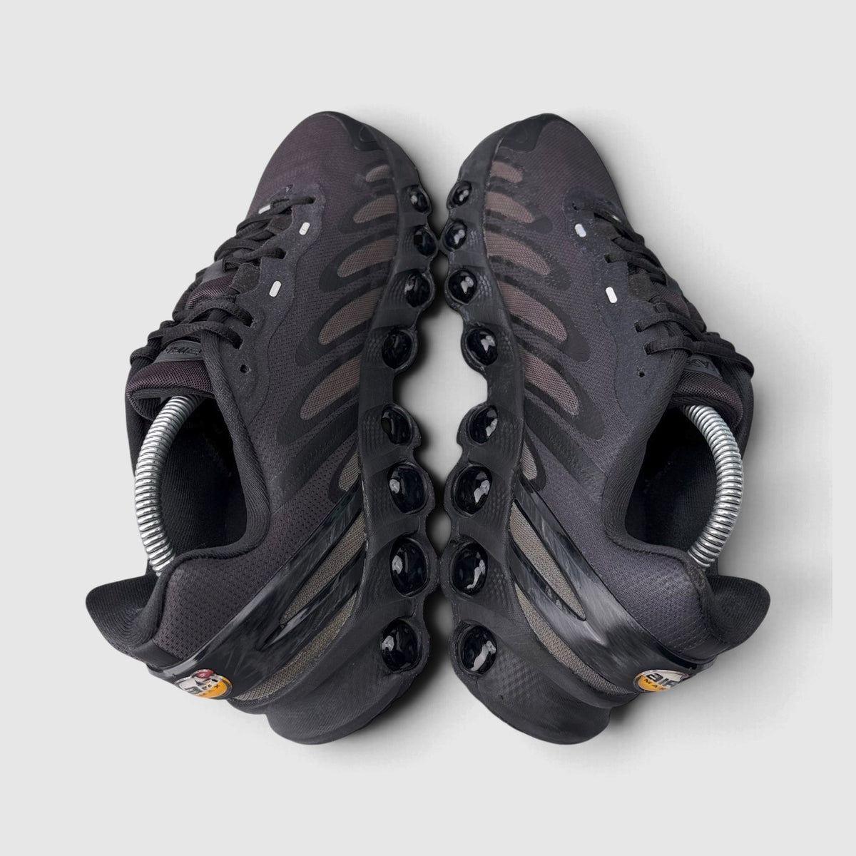 Nike Air Max DN8 Triple Black, buty sportowe męskie w bardzo dobrym stanie rozmiar 42, widok z góry