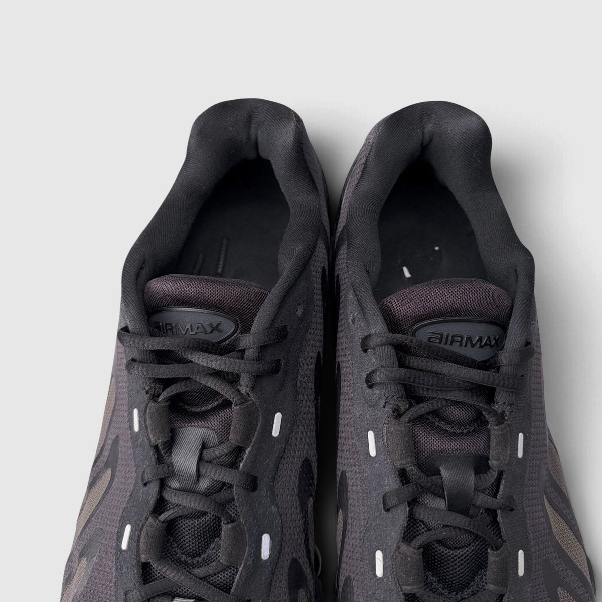 Nike Air Max DN8 Triple Black, buty sportowe męskie w bardzo dobrym stanie rozmiar 42, widok z góry