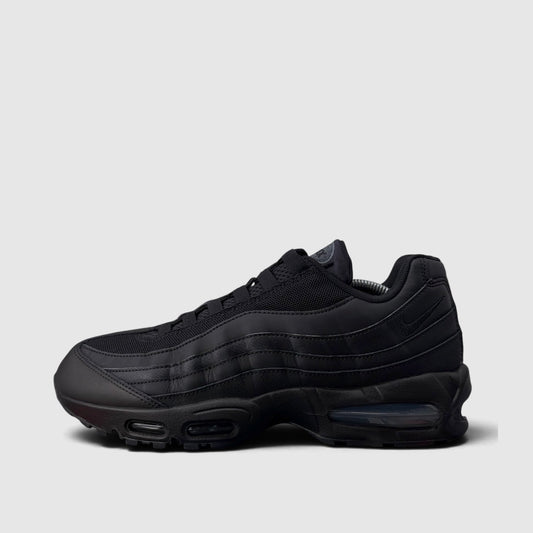 Nike Air Max 95 OG Black, buty sportowe męskie w bardzo dobrym stanie rozmiar 45.5, boczny profil, lewa strona