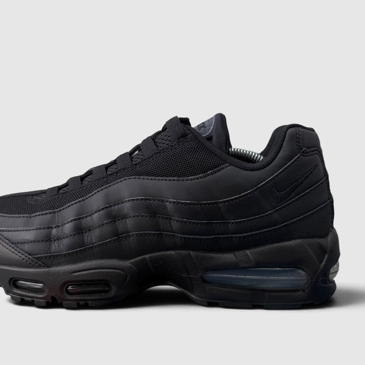Nike Air Max 95 OG Black, buty sportowe męskie w bardzo dobrym stanie rozmiar 45.5, boczny profil, lewa strona