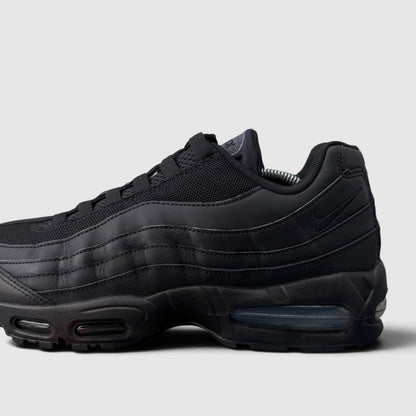 Nike Air Max 95 OG Black, buty sportowe męskie w bardzo dobrym stanie rozmiar 45.5, boczny profil, lewa strona