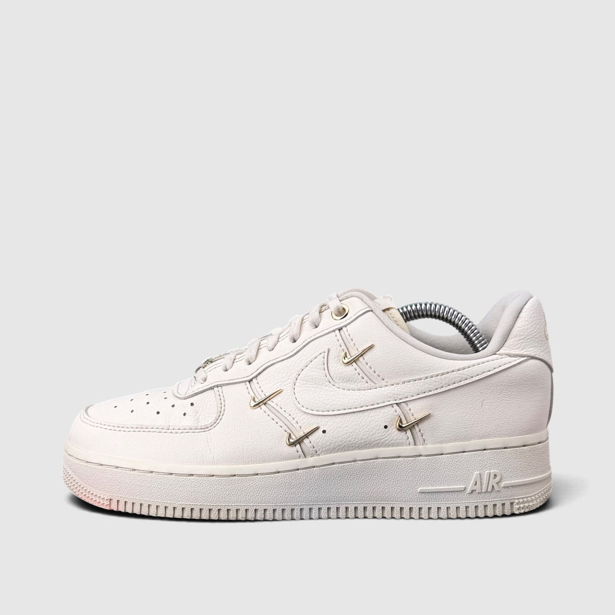 Nike Air Force 1 Low Mini Gold Swooshes, buty sportowe damskie w bardzo dobrym stanie rozmiar 38.5, boczny profil, lewa strona