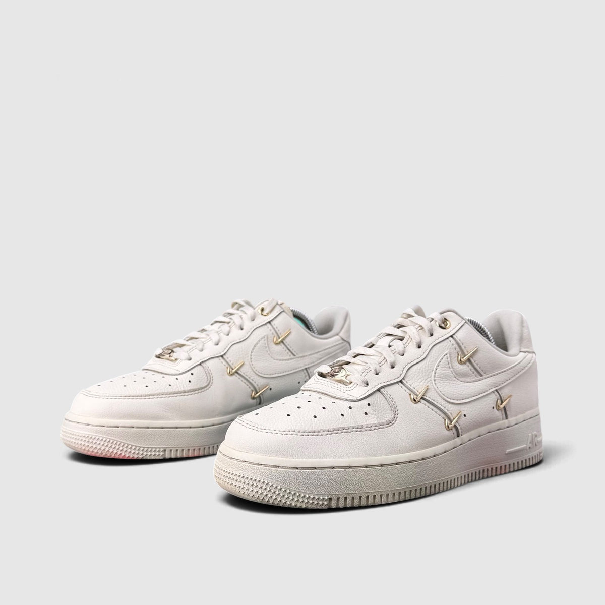Nike Air Force 1 Low Mini Gold Swooshes, buty sportowe damskie w bardzo dobrym stanie rozmiar 38.5, para butów