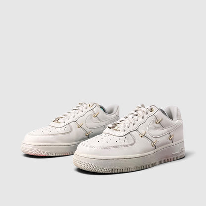 Nike Air Force 1 Low Mini Gold Swooshes, buty sportowe damskie w bardzo dobrym stanie rozmiar 38.5, para butów
