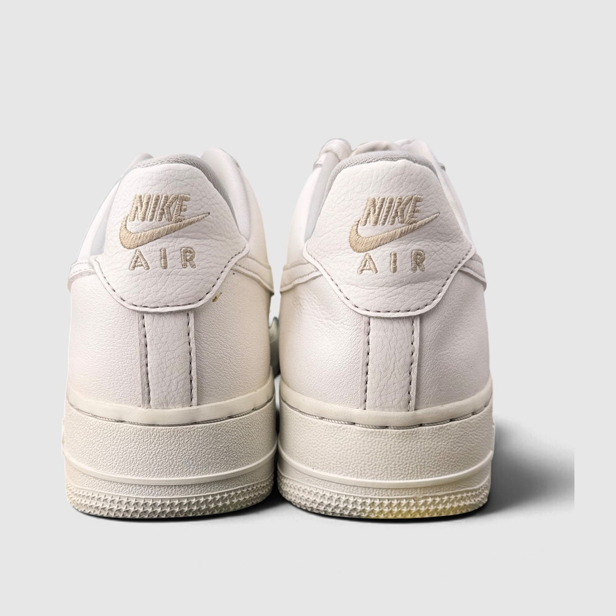 Nike Air Force 1 Low Mini Gold Swooshes, buty sportowe damskie w bardzo dobrym stanie rozmiar 38.5, widok z tyłu