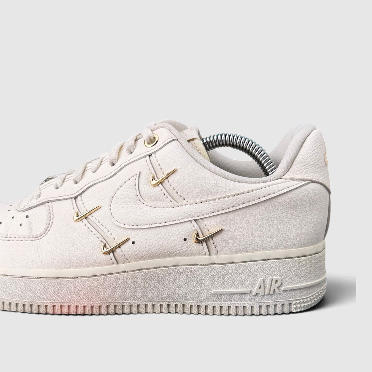Nike Air Force 1 Low Mini Gold Swooshes, buty sportowe damskie w bardzo dobrym stanie rozmiar 38.5, boczny profil, lewa strona