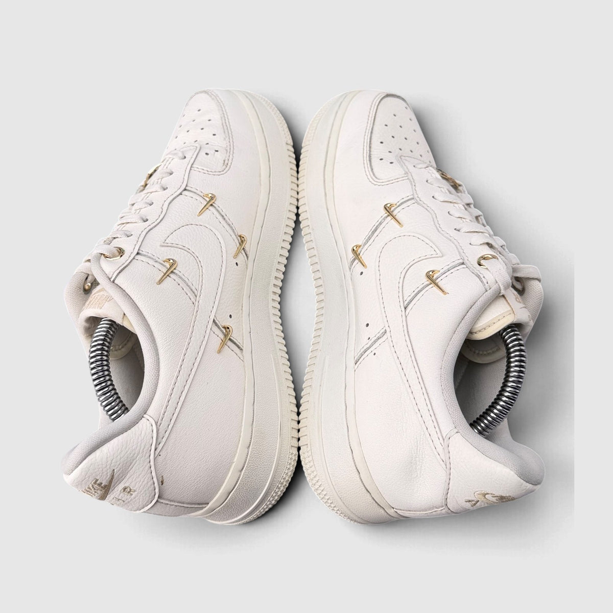 Nike Air Force 1 Low Mini Gold Swooshes, buty sportowe damskie w bardzo dobrym stanie rozmiar 38.5, widok z góry