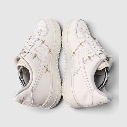 Nike Air Force 1 Low Mini Gold Swooshes, buty sportowe damskie w bardzo dobrym stanie rozmiar 38.5, widok z góry