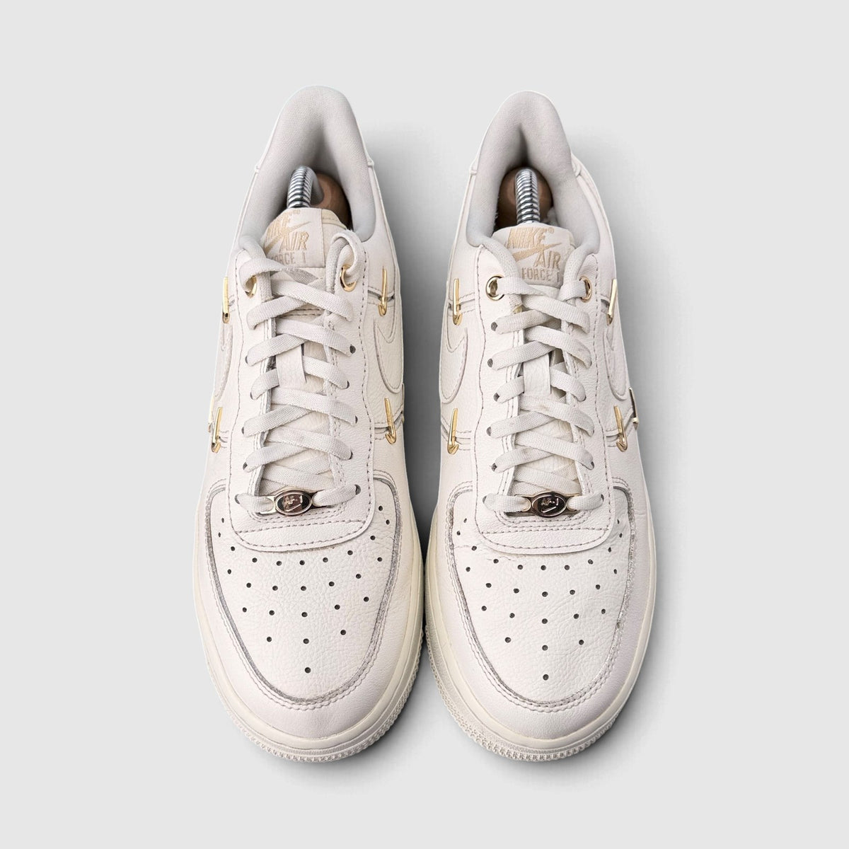 Nike Air Force 1 Low Mini Gold Swooshes, buty sportowe damskie w bardzo dobrym stanie rozmiar 38.5, widok z góry