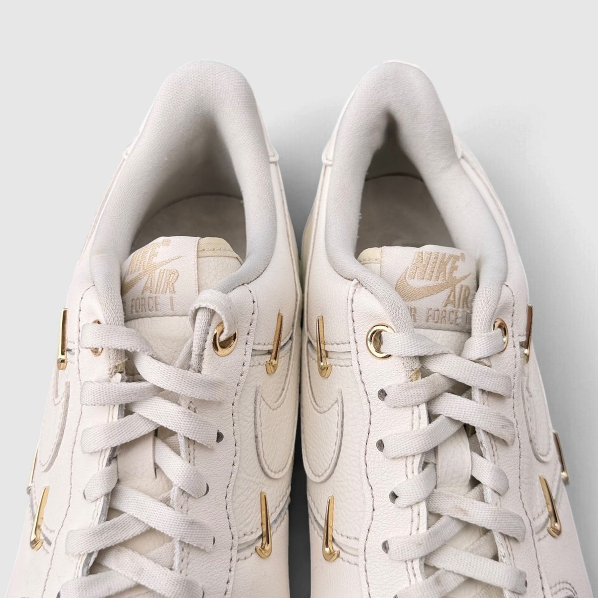 Nike Air Force 1 Low Mini Gold Swooshes, buty sportowe damskie w bardzo dobrym stanie rozmiar 38.5, język buta
