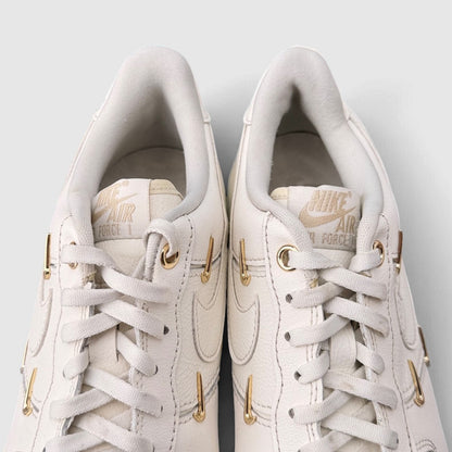 Nike Air Force 1 Low Mini Gold Swooshes, buty sportowe damskie w bardzo dobrym stanie rozmiar 38.5, język buta