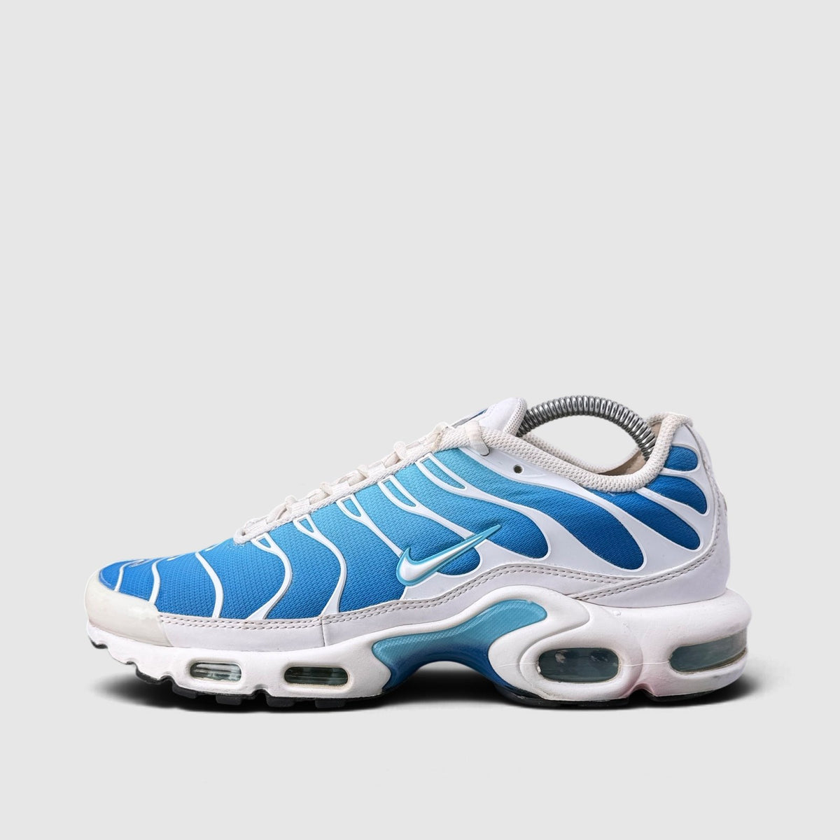 Nike Air Max Plus, buty sportowe męskie w bardzo dobrym stanie rozmiar 42, boczny profil, lewa strona