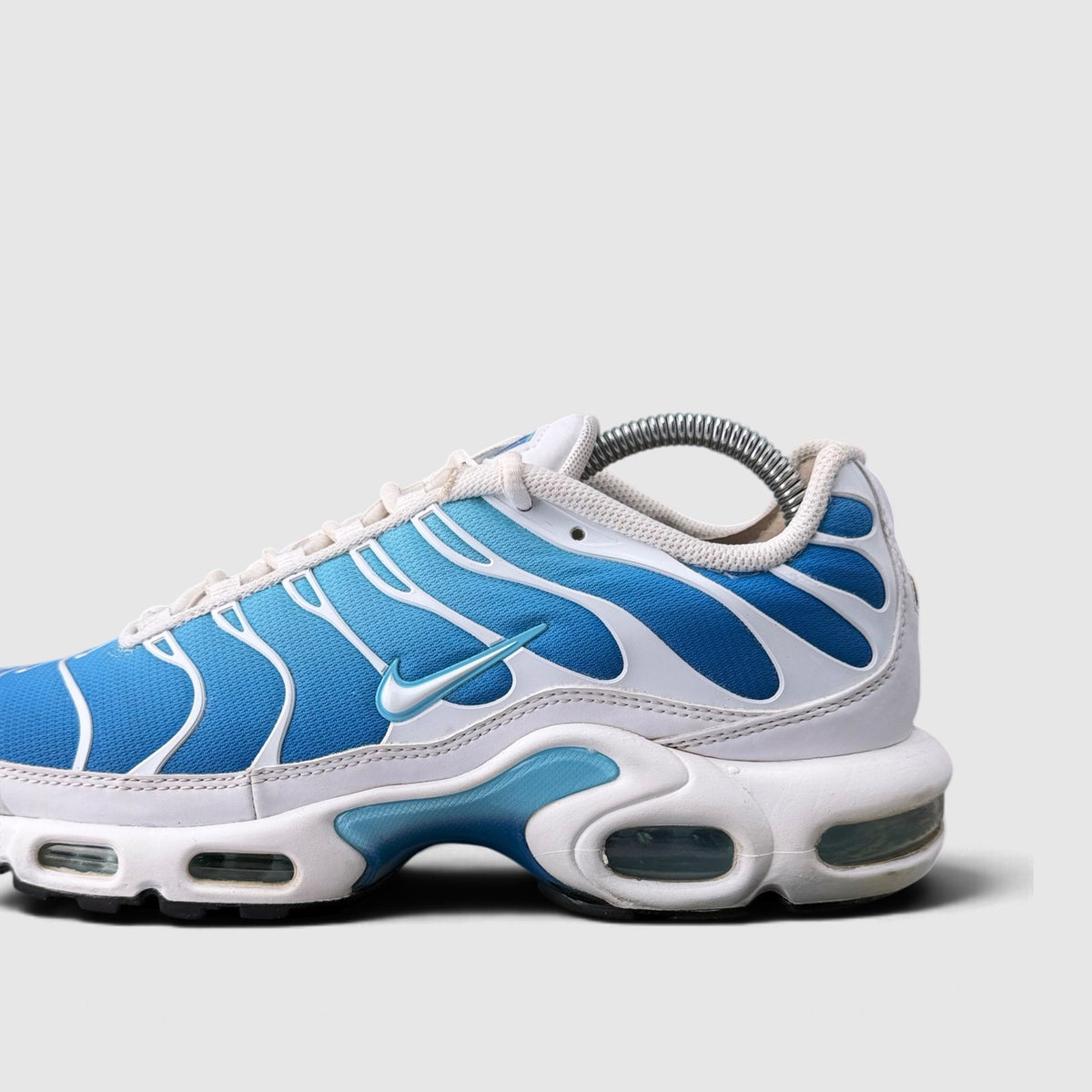 Nike Air Max Plus, buty sportowe męskie w bardzo dobrym stanie rozmiar 42, boczny profil, lewa strona
