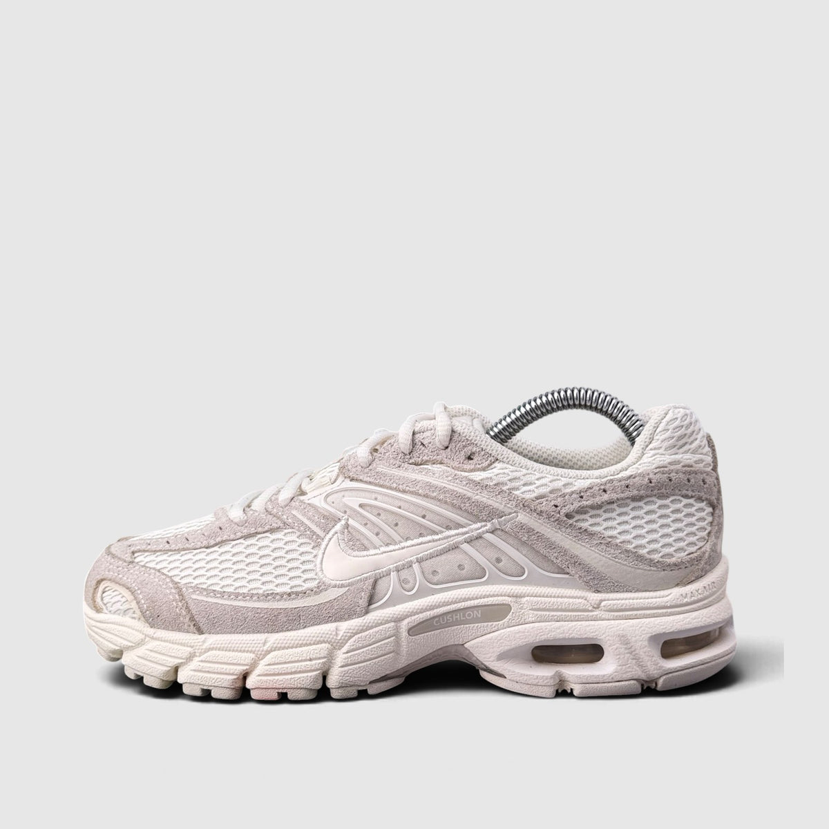 Nike Air Max Moto 2K SE, buty sportowe damskie w bardzo dobrym stanie rozmiar 37.5, boczny profil, lewa strona