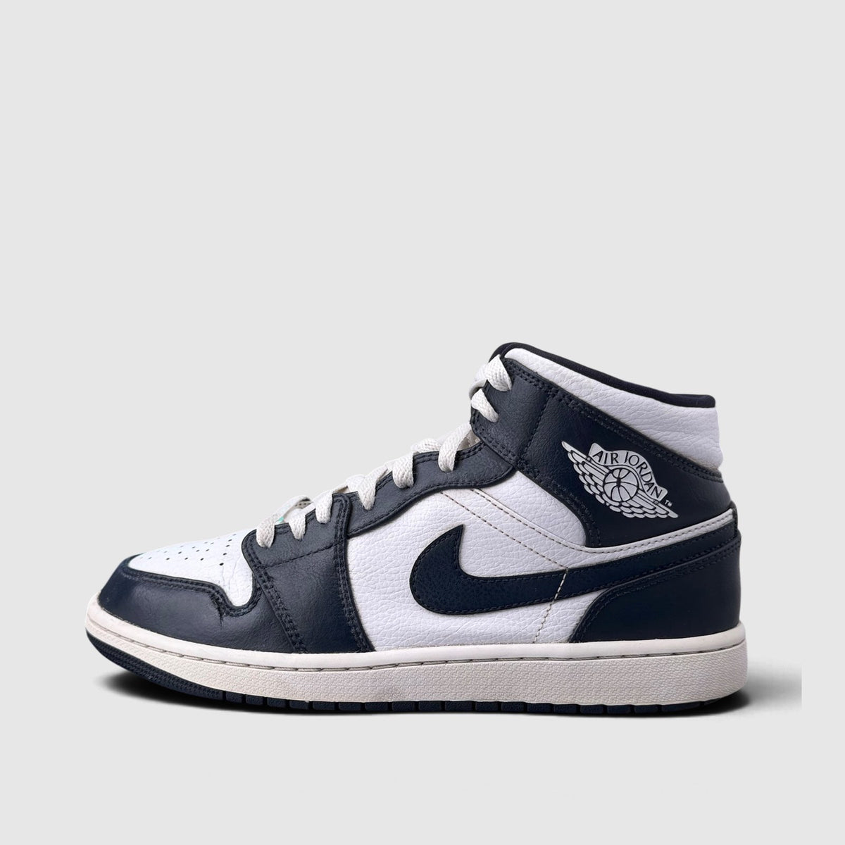 Jordan Air Jordan 1 Mid White Metallic Gold Obsidian, buty sportowe męskie w bardzo dobrym stanie rozmiar 42.5, boczny profil, lewa strona