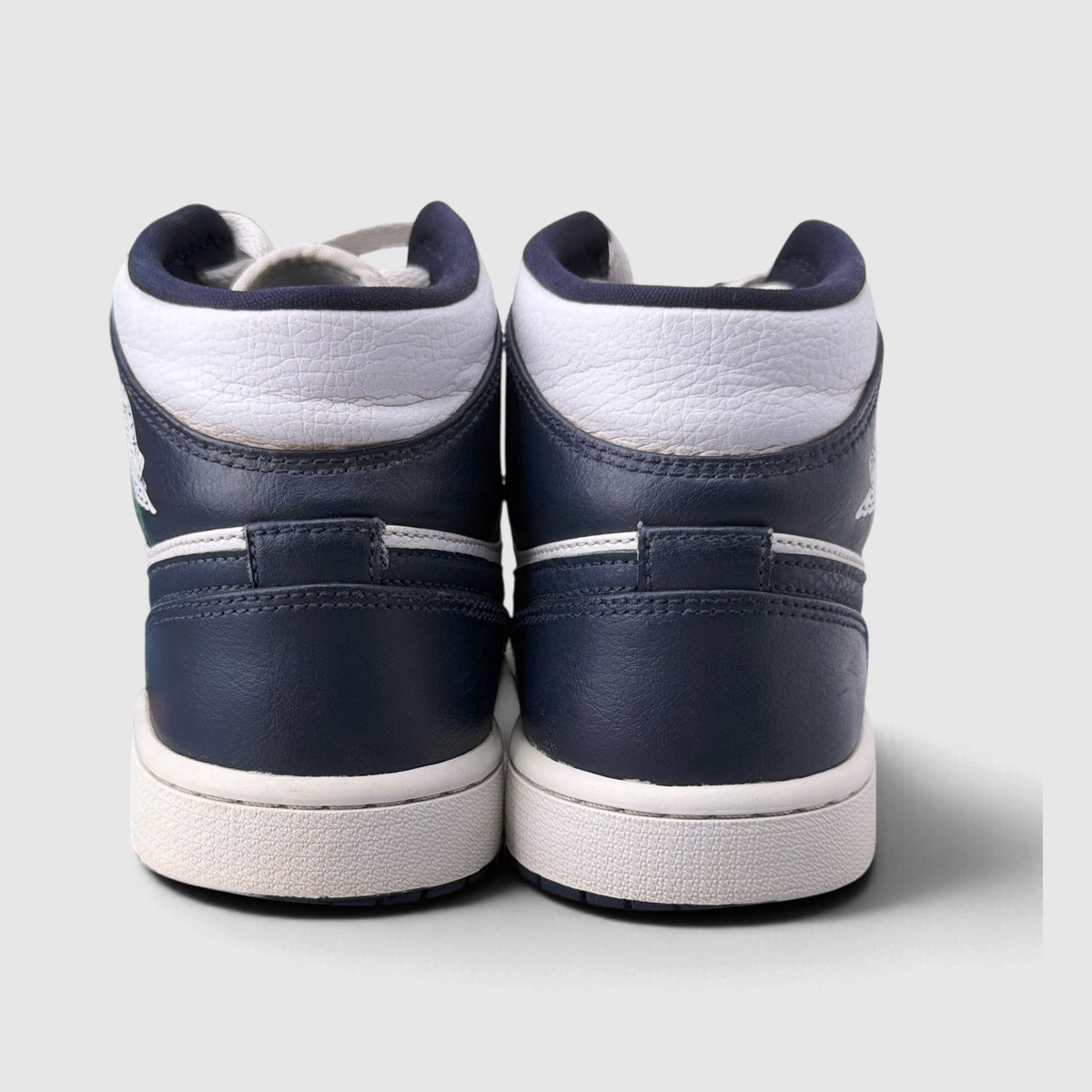 Jordan Air Jordan 1 Mid White Metallic Gold Obsidian, buty sportowe męskie w bardzo dobrym stanie rozmiar 42.5, widok z tyłu