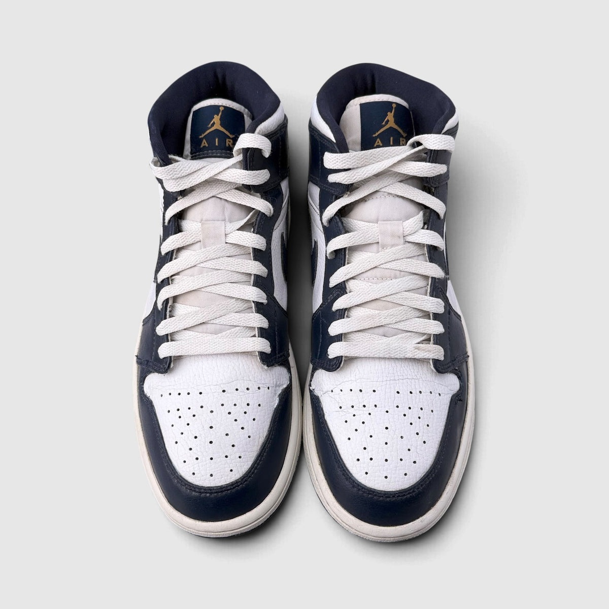 Jordan Air Jordan 1 Mid White Metallic Gold Obsidian, buty sportowe męskie w bardzo dobrym stanie rozmiar 42.5, widok z przodu