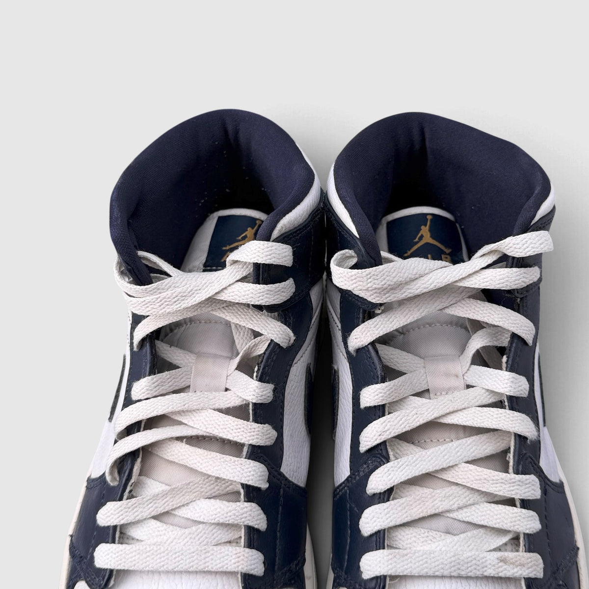 Jordan Air Jordan 1 Mid White Metallic Gold Obsidian, buty sportowe męskie w bardzo dobrym stanie rozmiar 42.5, widok z góry