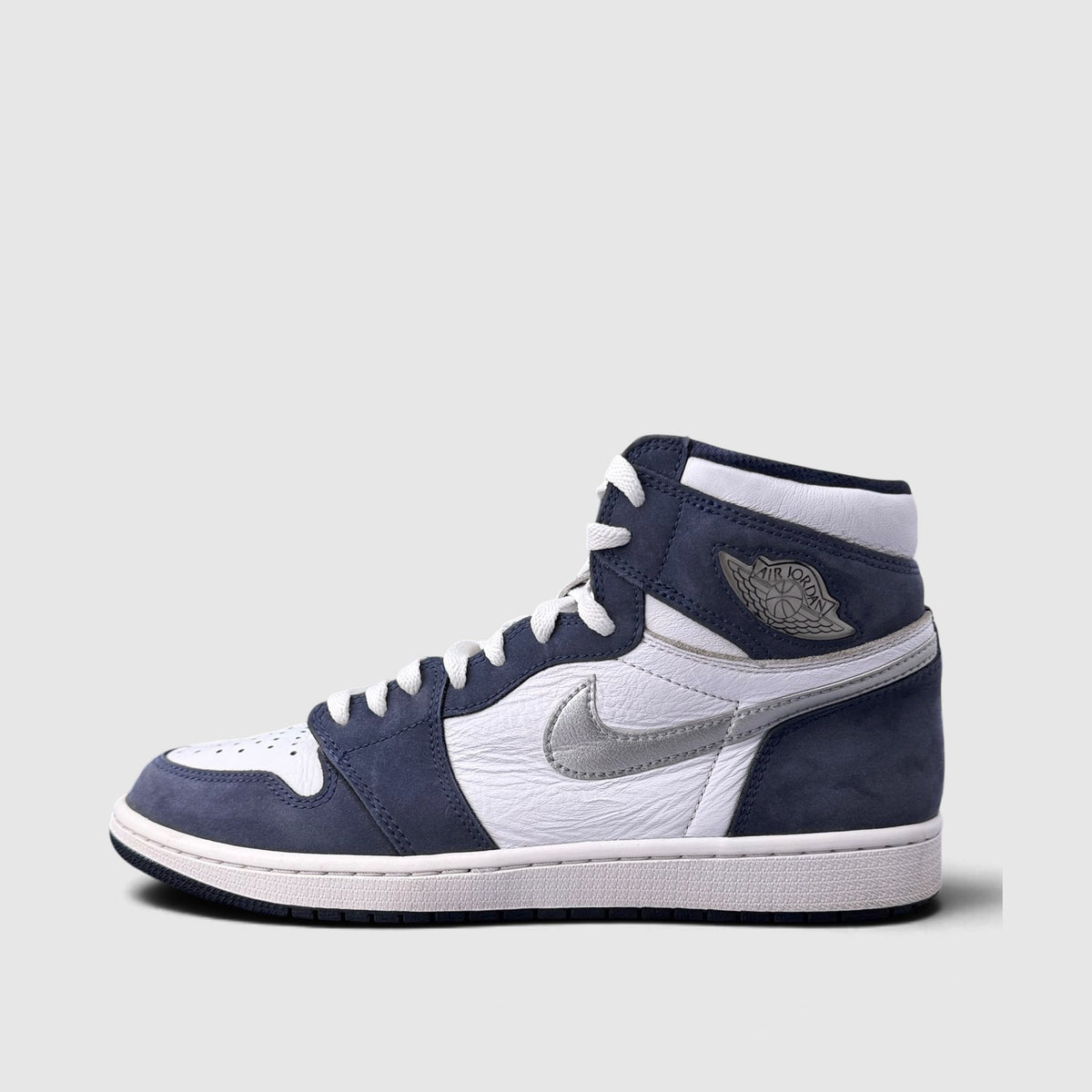 Nike Air Jordan 1 High Midnight Navy, buty sportowe męskie w bardzo dobrym stanie rozmiar 43, boczny profil, lewa strona