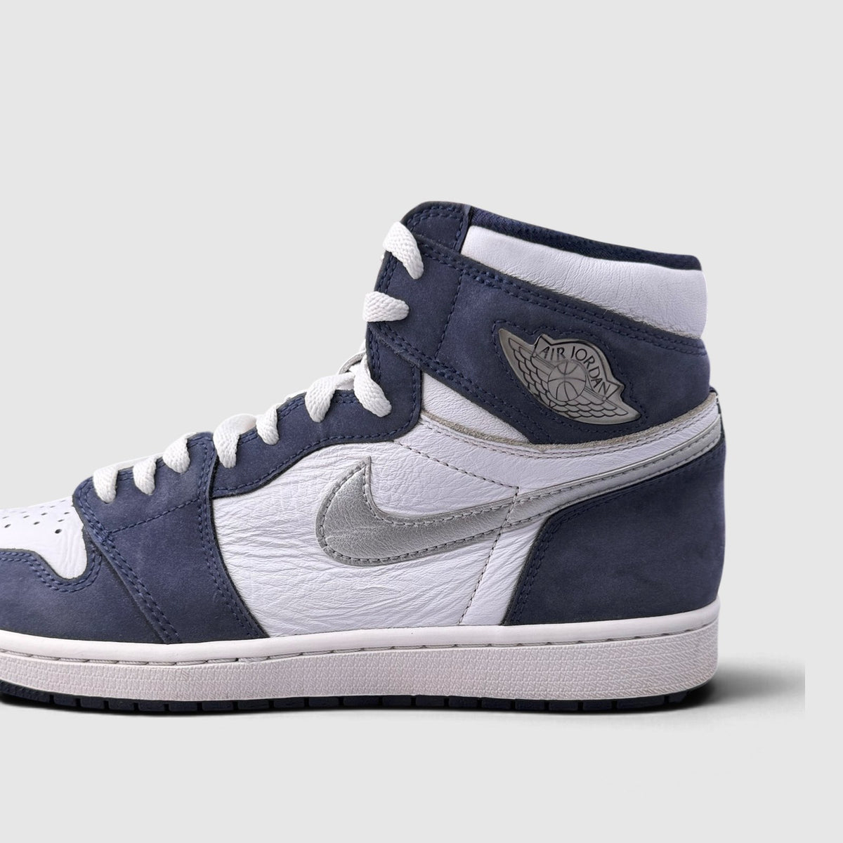 Nike Air Jordan 1 High Midnight Navy, buty sportowe męskie w bardzo dobrym stanie rozmiar 43, boczny profil, prawa strona