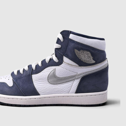 Nike Air Jordan 1 High Midnight Navy, buty sportowe męskie w bardzo dobrym stanie rozmiar 43, boczny profil, prawa strona